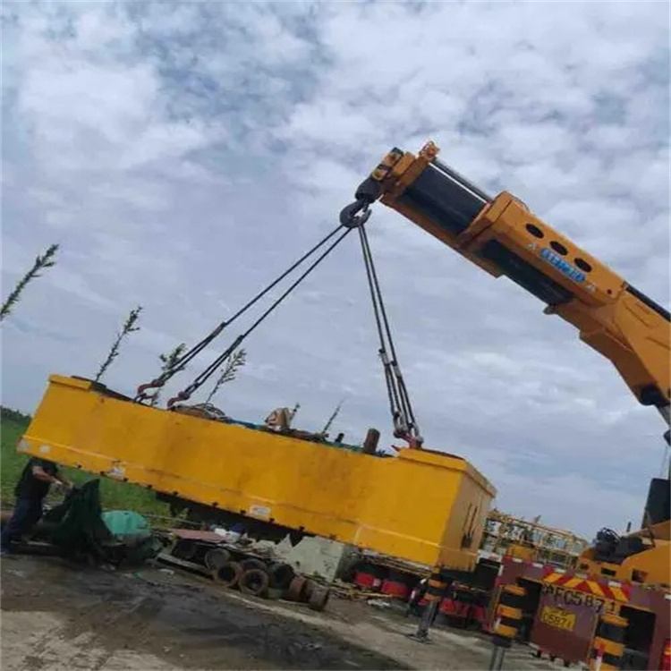 硚口吊运集装箱的吊车